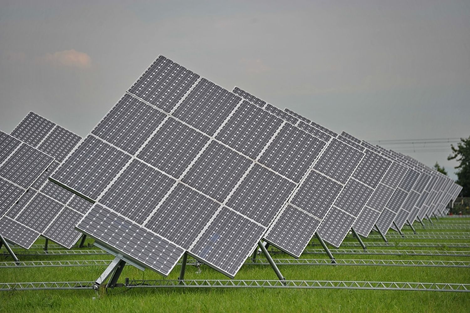 Für Photovoltaik-Anlagen auf Freiflächen gelten künftig strengere Kriterien betreffend den Schutz hochwertiger landwirtschaftlicher Flächen, des Ortsbilds und nicht zuletzt von Naturschutzflächen.