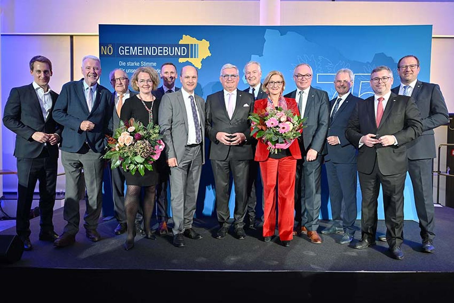 Gastgeber und CFO Vienna Aircraft Handling GmbH Christoph Schmidt, Klubobmann Klaus Schneeberger, Zweiter Landtagspräsident Karl Moser, LR Christiane Teschl-Hofmeister, LR Jochen Danninger, NÖ Gemeindebund-Präsident Johannes Pressl, Österreichischer Gemeindebundpräsident Alfred Riedl, LR Martin Eichtinger, LH Johanna Mikl-Leitner, LH-Stellvertreter Stephan Pernkopf, Landtagspräsident Karl Wilfing, LR Ludwig Schleritzko und NÖVP-Landesgeschäftsführer Bernhard Ebner.