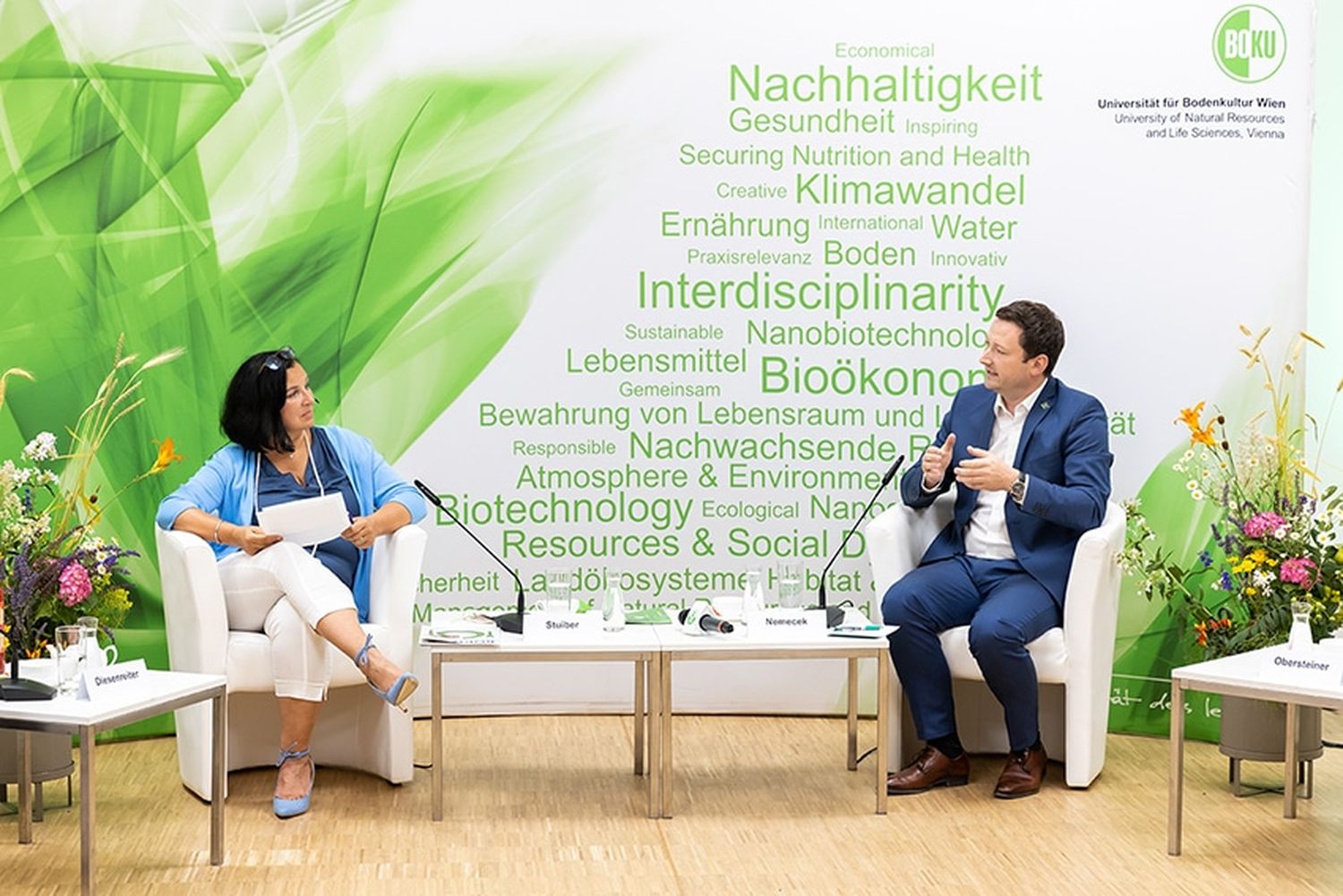 Moderatorin Petra Stuiber im Gespräch mit Direktor Paul Nemecek