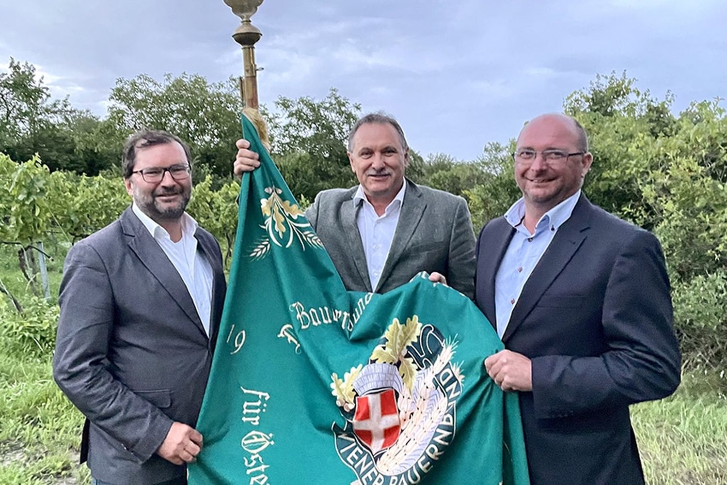 Geordnete Übergabe der Bauernbund-Staffette von Franz Windisch am Norbert Walter, im Bild Norbert Walter, Franz Windisch und Martin Flicker