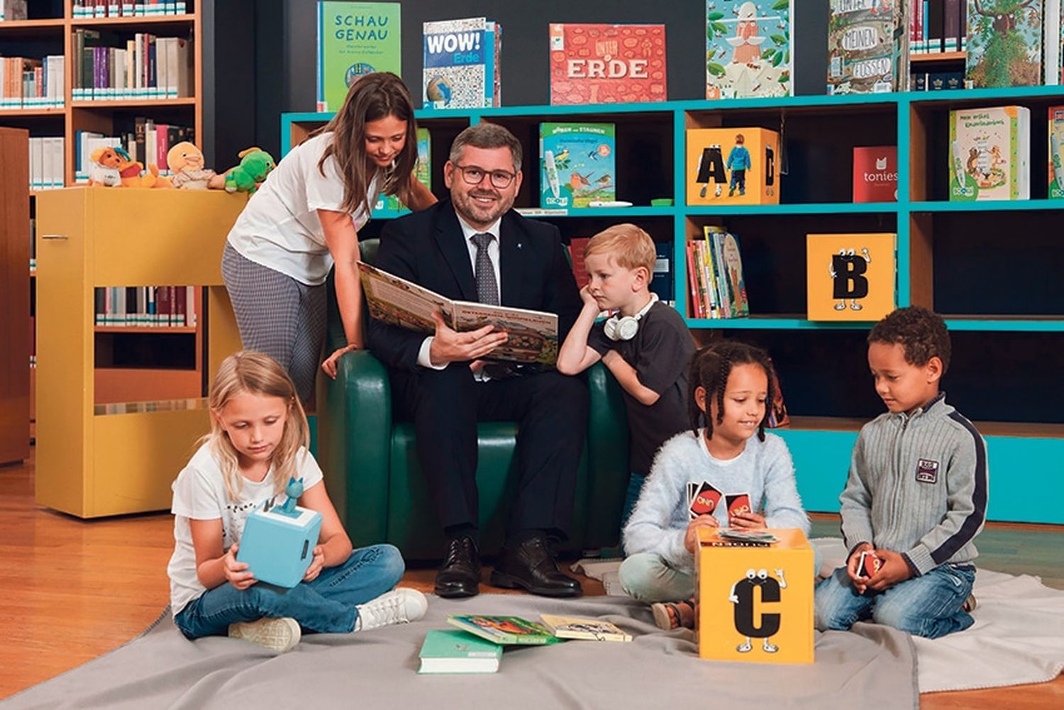 Das Foto ist vor der Corona-Krise enstanden. Selbstverständlich werden in den öffentlichen Bibliotheken die Maßnahmen der Bundesregierung (Abstand halten, Mund-Nasen-Schutz) eingehalten, um die Leserinnen und Leser, egal ob jung oder alt, zu schützen.