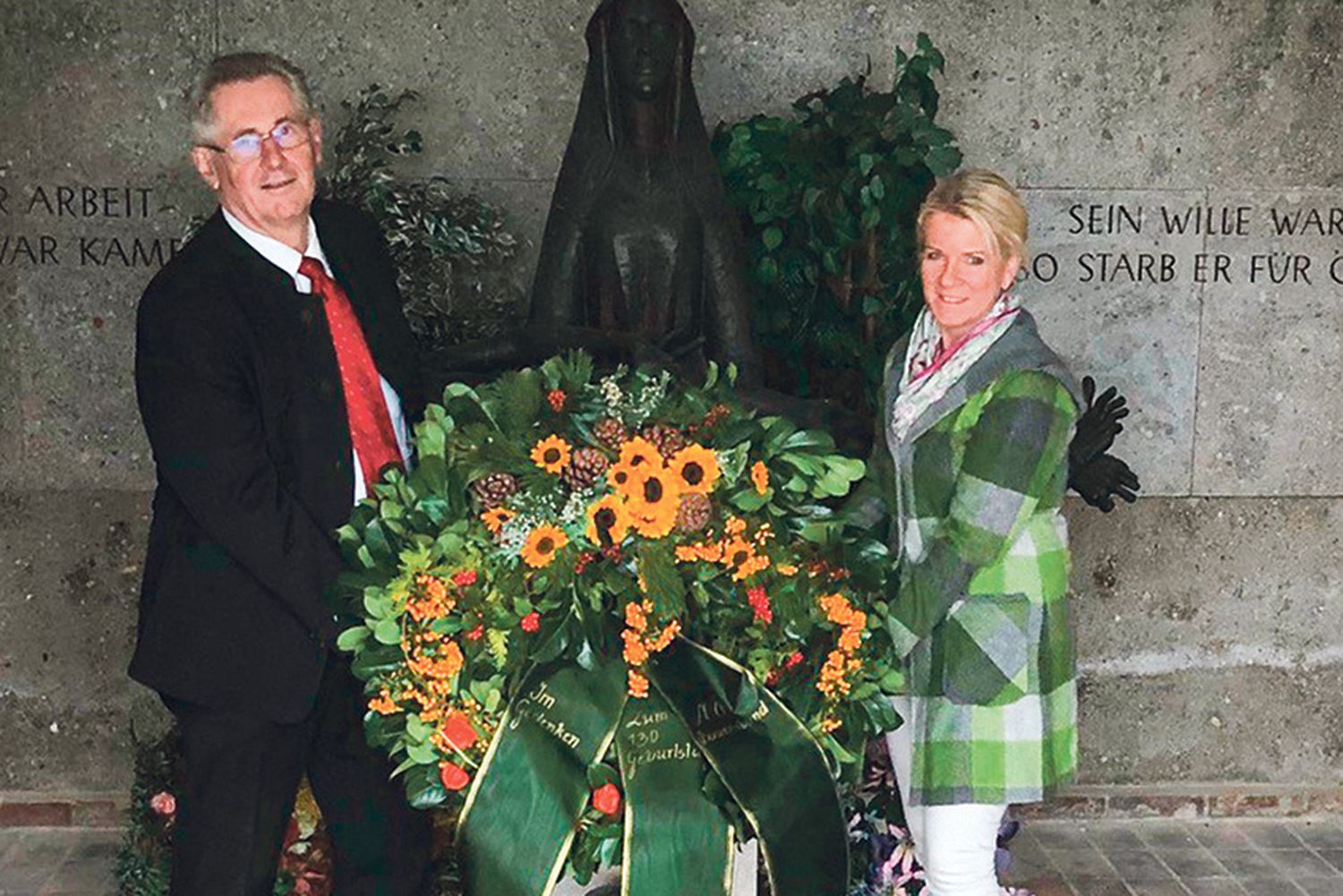 Kranzniederlegung für Dollfuß: BR Martin Preineder und Bundesbäuerin Irene Neumann-Hartberger