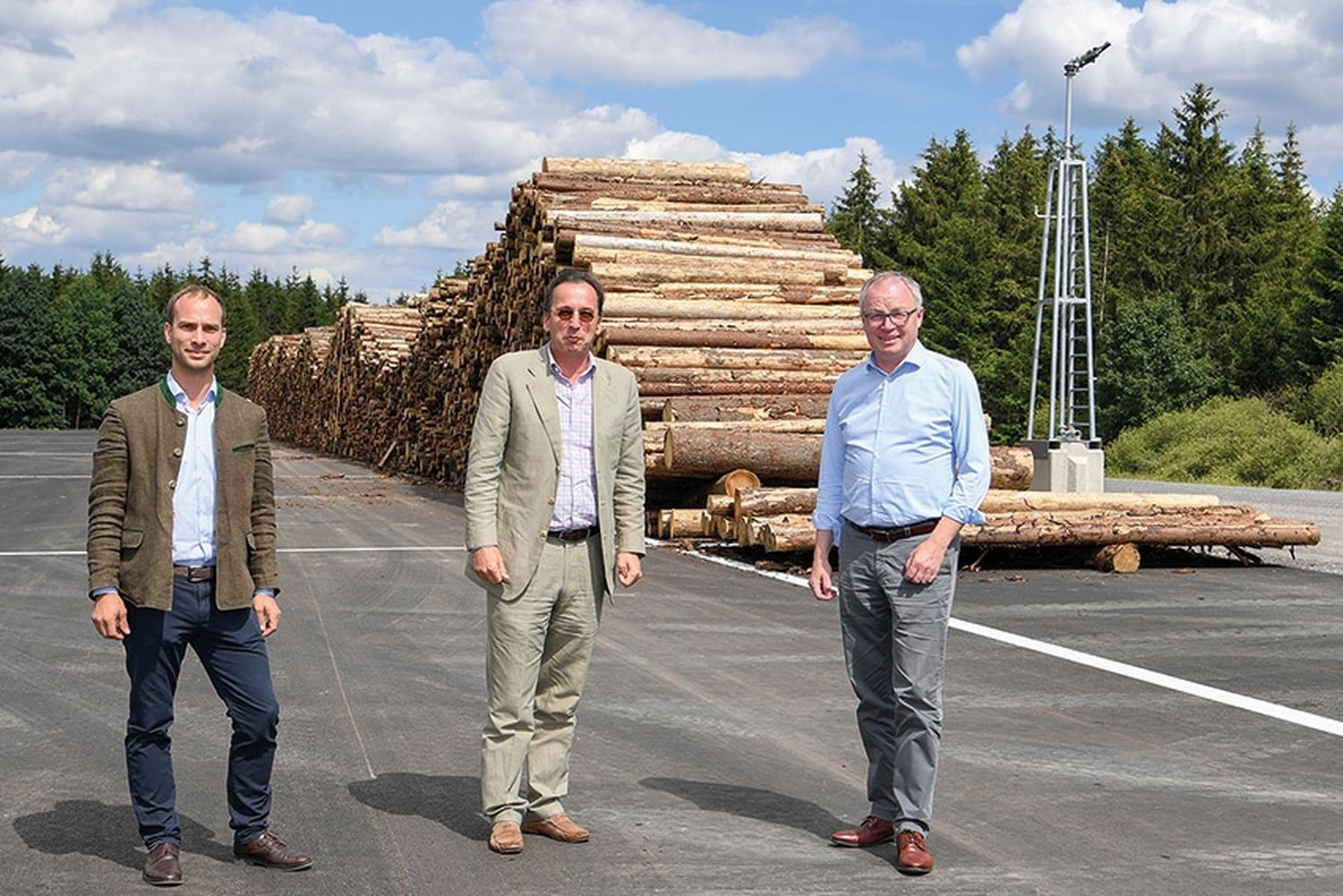 Forstmeister Hubert Hofmann, Alexander Habsburg-Lothringen und LH-Stellvertreter Stephan Pernkopf besichtigen das Lager.