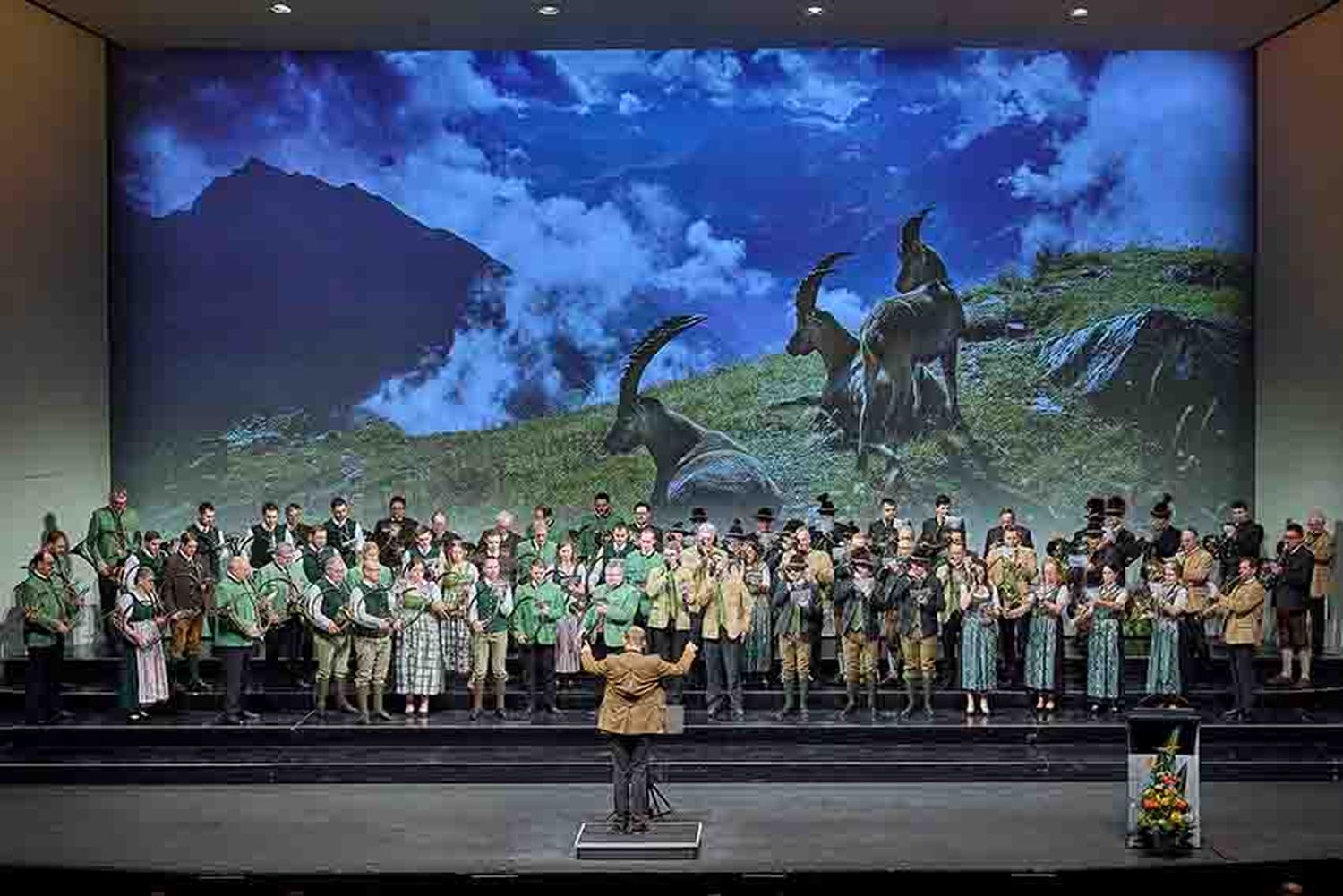 Die Jagdhornbläsergruppen aus Breitenfurt, St. Georgen am Reith, Wolfsbach, Öhling, St. Leonhard am Walde und Zayatal unter Landeshornmeister Gernot Kahofer