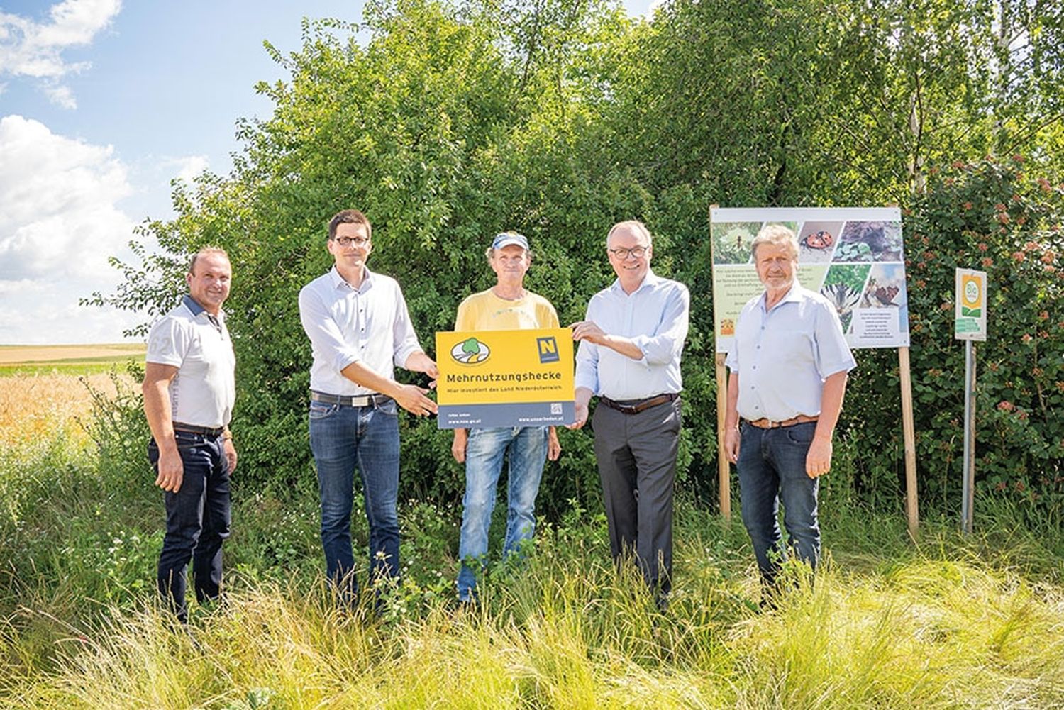 Korneuburgs BBK-Obmann Josef Hirsch, LK-NÖ-Vizepräsident Lorenz Mayr, Landwirt Franz Binder, LH-Stv. Stephan Pernkopf und Sierndorfs Bürgermeister Gottfried Muck bei der Besichtigung einer Mehrnutzungshecke in Untermallebarn