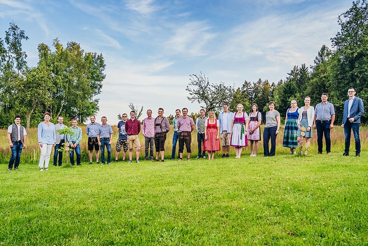 : Landwirtschaftskammer NÖ-Vizepräsidentin Andrea Wagner (2.v.l.), Obmann der BBK Zwettl Dietmar Hipp (3.v.l.), Anton Hölzl (1.v.r.) und Pamela Gumpinger (3.v.r.) von der Lehrlings- und Fachausbildungsstelle NÖ, sowie der Abteilungsleiter der Berufsschule Edelhof Josef Schroll (2.v.r.), mit den Absolventen des Facharbeiter- Lehrgangs Zwettl.