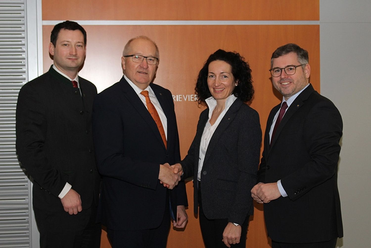 Waltraud Ungersböck wurde von Finanzlandesrat Ludwig Schleritzko (r.), KO-Stv. Karl Moser (Mitte) und Bauernbunddirektor Paul Nemecek (l.) willkommen geheißen