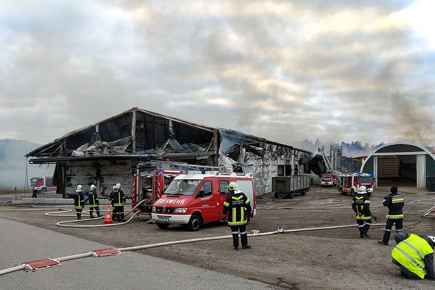 Seit Montagnachmittag stand eine Produktionshalle der Firma Waldland in Flammen.
