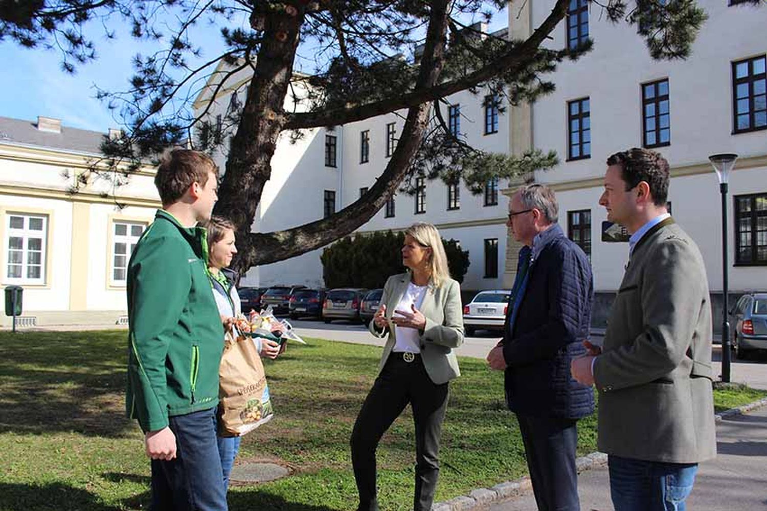 Ministerin Tanner, LH-Stv. Pernkopf und Direktor Nemecek im Gespräch mit Erdäpfel-
und Gemüseproduzent Rudolf Hell und Schweineproduzentin Christine Brunner.