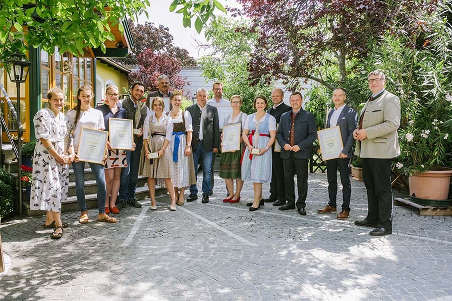 Helene Doschek, Hannah Doschek, Katharina Krizan, Ralph Waldschütz, Sophie Hromatka, Josef Dockner, Österreichische Weinkönigin Diana Müller, Jochen Hromatka, Robert Nadler, Martina Hromatka-Erber, Gaby Schlager, Herbert Schlager, Obmann des Landesverbandes für bäuerliche Direktvermarkter NÖ Johann Höfinger, Josef Deutsch und Präsident des NÖ Weinbauverbandes Reinhard Zöchmann