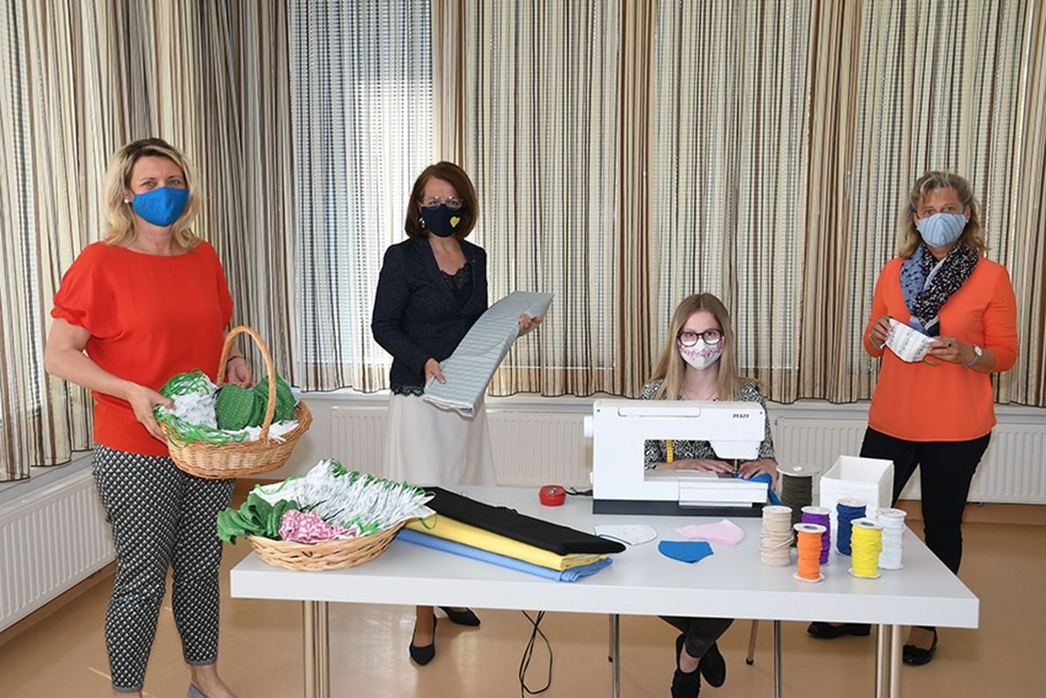 Fachlehrerin Brigitte Glösmann, Bildungslandesrätin Christiane Teschl-Hofmeister, Schülerin Elisabeth Schleicher und Schulinspektorin Agnes Karpf-Riegler