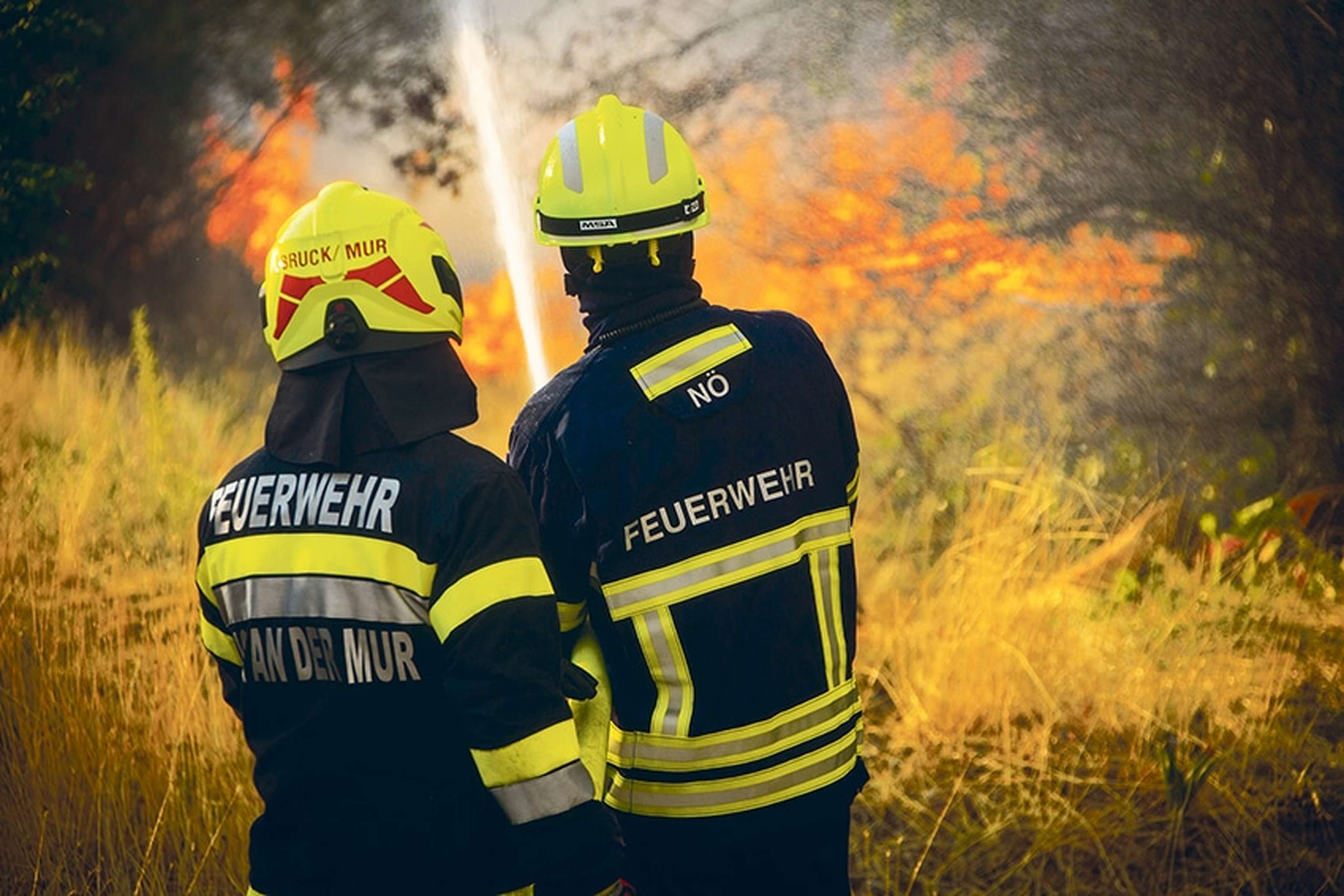 Schulter an Schulter gegen die Feuerwand