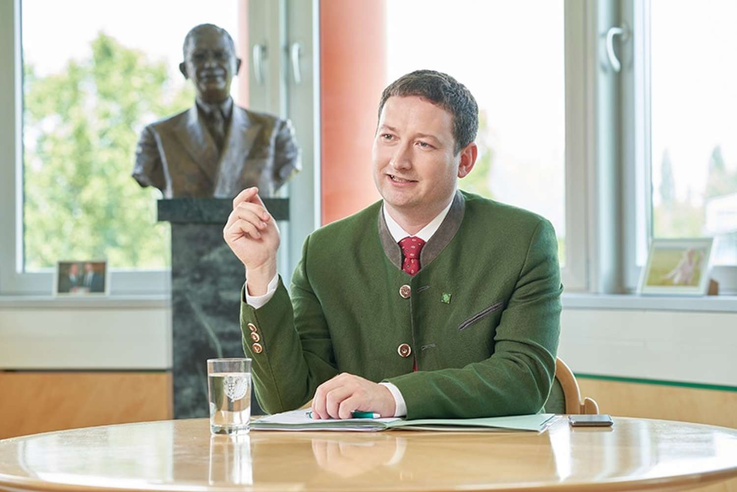 Direktor Nemecek im Gespräch