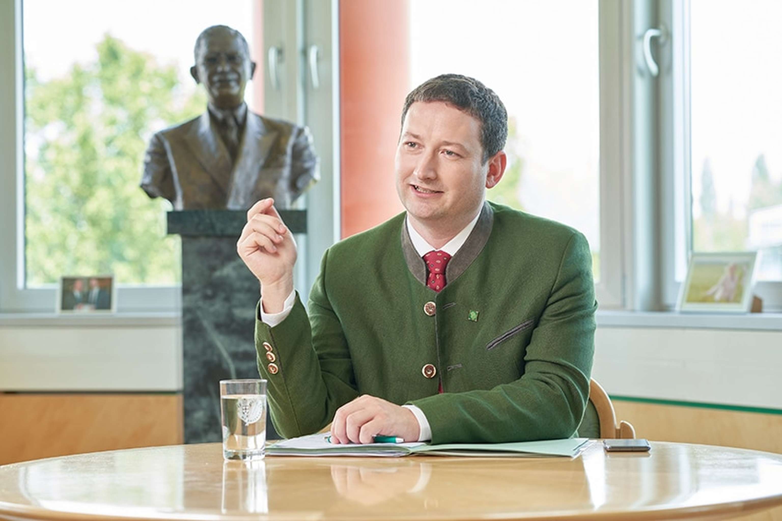 Direktor Nemecek im Gespräch