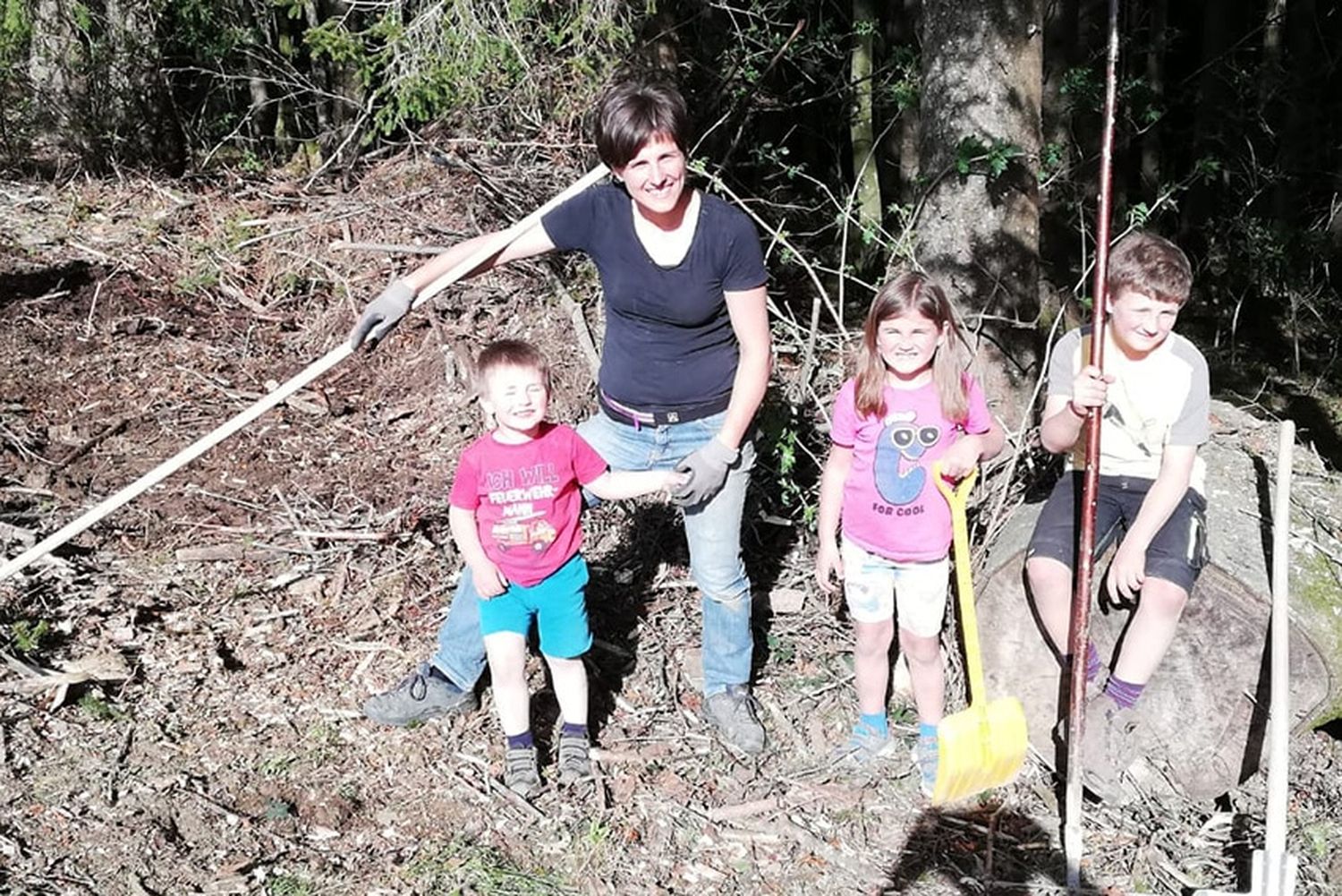 Die Kinder sind bei der Arbeit mit dabei: Helga Rosenberger mit ihren Kindern Leonhard, Selina und Maximilian