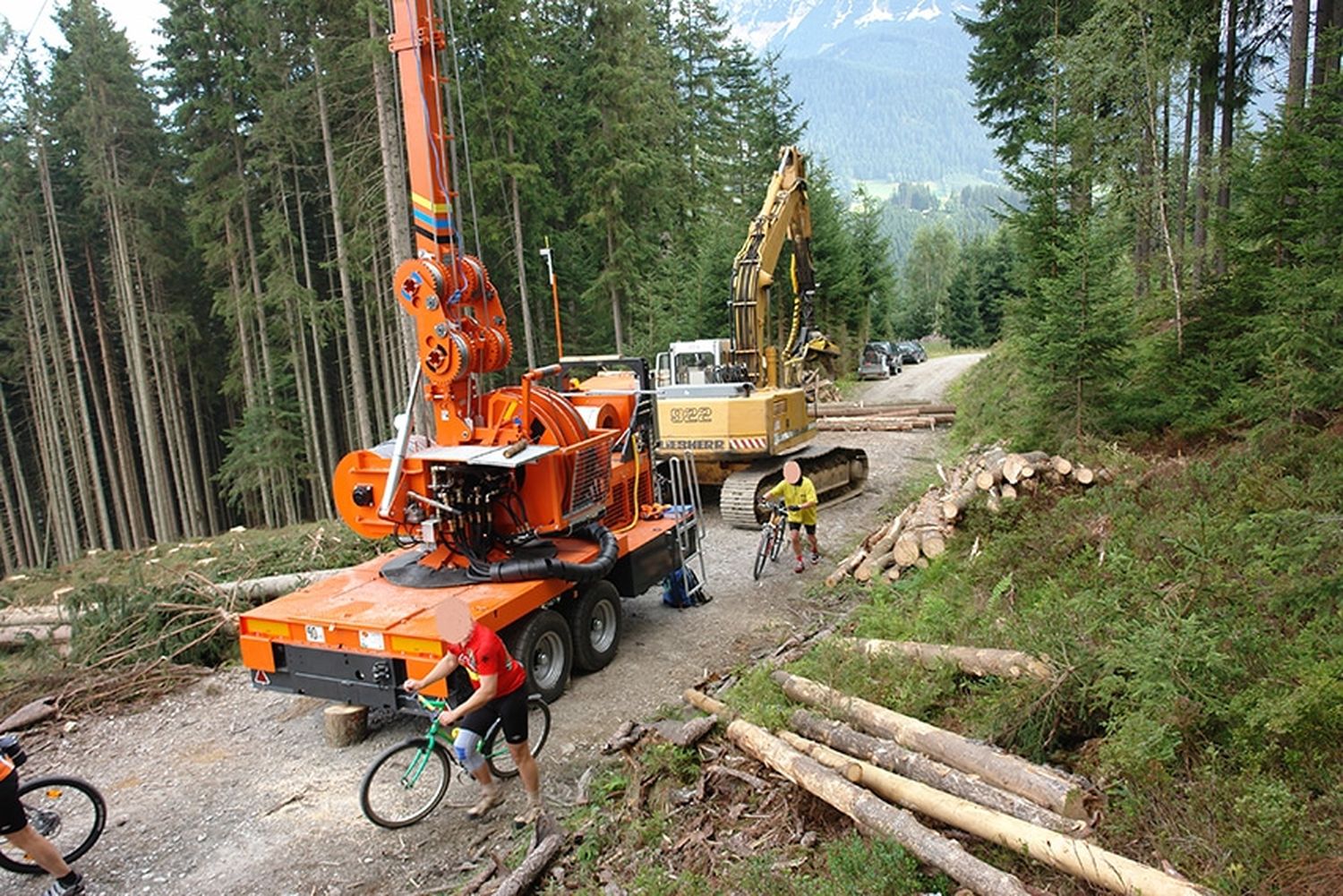 Forststraßen werden dazu errichtet, um die Waldpflege und die Holzernte im Sinne der Gesellschaft überhaupt erst zu ermöglichen. Forststraßen sind daher primär Betriebsstätte und Arbeitsplatz. Es ist für betroffene Waldeigentümer und Waldarbeiter unzumutbar, wenn bei der Arbeit allerorts mit einem Mountainbiker gerechnet werden muss.