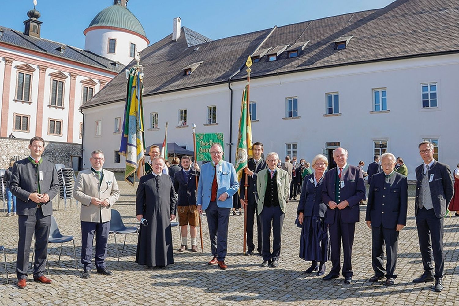 Direktor Nemecek, Landesrat Schleritzko, Superior Pater Staberl, Obmann Pernkopf, Altkanzler Schüssel, Sissi und LH a. D. Erwin Pröll, Ehrenobmann Franz Blochberger und Bauernbundpräsident Strasser mit den Fahnen- und Standarteträgern des NÖ. Bauernbundes.