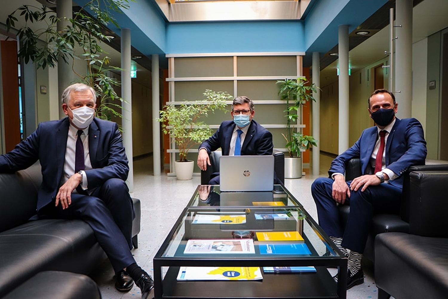 Niederösterreichs Landesräte Martin Eichtinger, Ludwig Schleritzko und Jochen Danninger prüfen das Potential von Videokonferenz-Systemen und Homeoffice-Lösungen für Wirtschaft, Arbeitswelt und Mobilität nach der Krise.