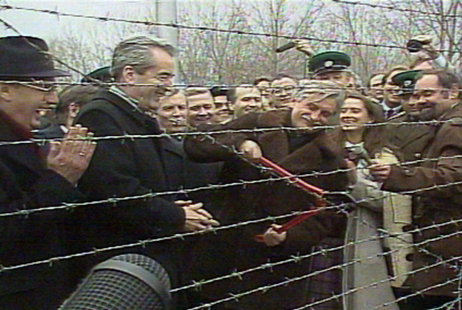 Alois Mock bei Durchtrennung des Eisernen Vorhangs bei Laa/Thaya.