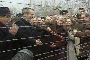 Alois Mock bei Durchtrennung des Eisernen Vorhangs bei Laa/Thaya.