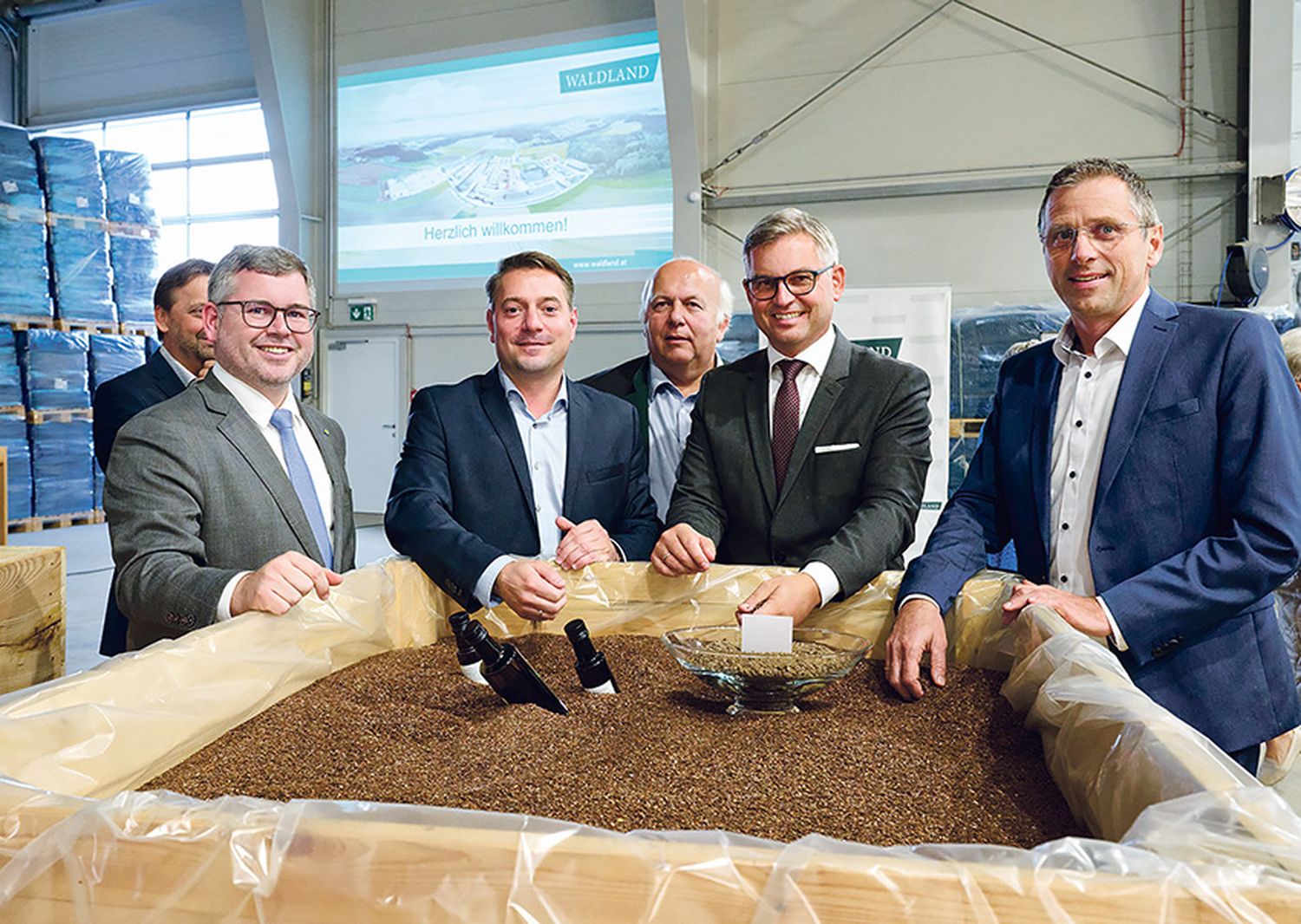 Schleritzko (l.) und Brunner (2. v. r.) mit Waldland-Geschäftsführung