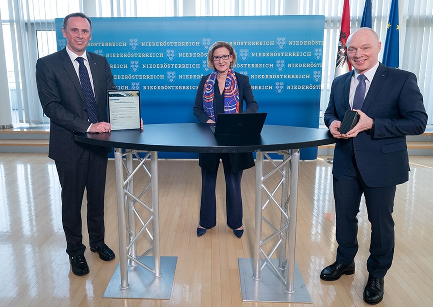 LH Johanna Mikl-Leitner informierte gemeinsam mit LR Jochen Danninger (l.) und ecoplus-Geschäftsführer Helmut Miernicki über das bestehende Online-Angebot des heimischen Handels.