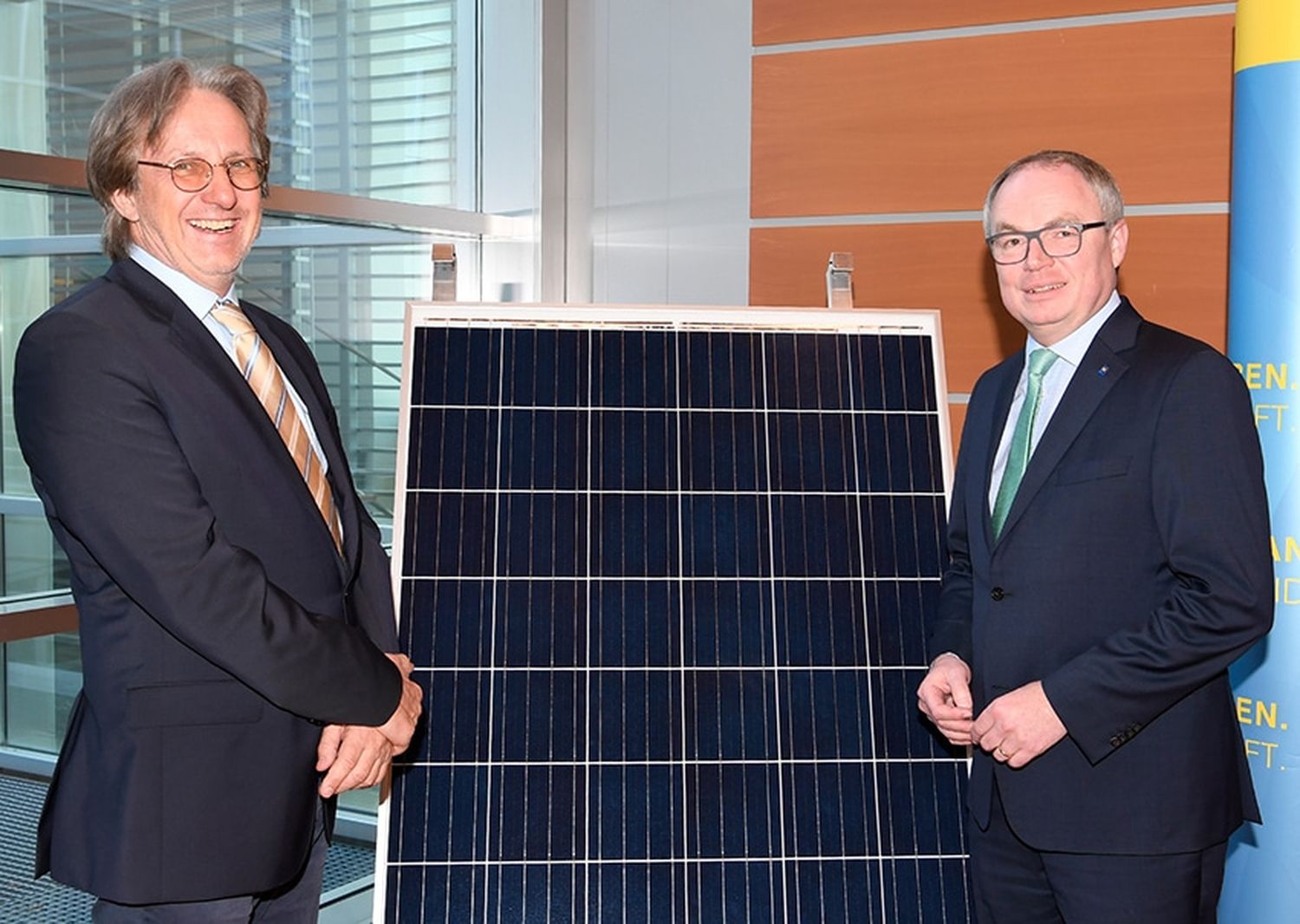 Präsentierten die Strategie zum Ausbau von Photovoltaik-Anlagen (v. l.): Präsident Thomas Knoll (Österreichische Gesellschaft für Landschaftsarchitektur) und LH-Stellvertreter Stephan Pernkopf.