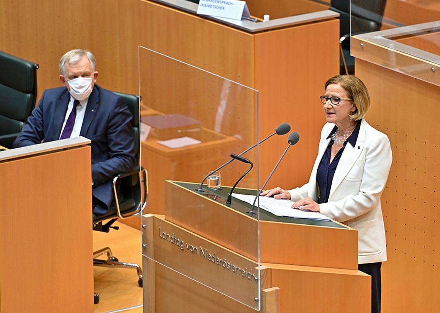 Zu Beginn der Sondersitzung des NÖ Landtags ergriff LH Johanna Mikl-Leitner das Wort und berichtete zur zur aktuellen Lage: „Der Weg bleibt hart und steinig und wird uns leider auch noch weiterhin ganz viel abverlangen.“