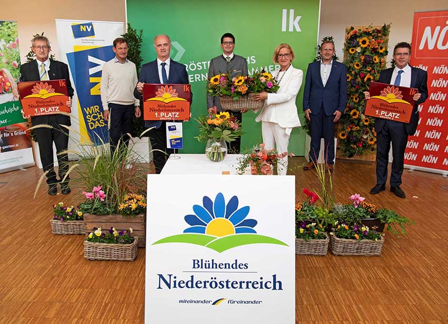 Heinrich Maurer, Gärtnerobmann Johannes Käfer, Bürgermeister von Großschönau Martin Bruckner, LK-NÖ-Vizepräsident Lorenz Mayr, Landeshauptfrau Johanna Mikl-Leitner, Spartenobmann Jochen Flicker und Bürgermeister von Tulln Peter Eisenschenk.