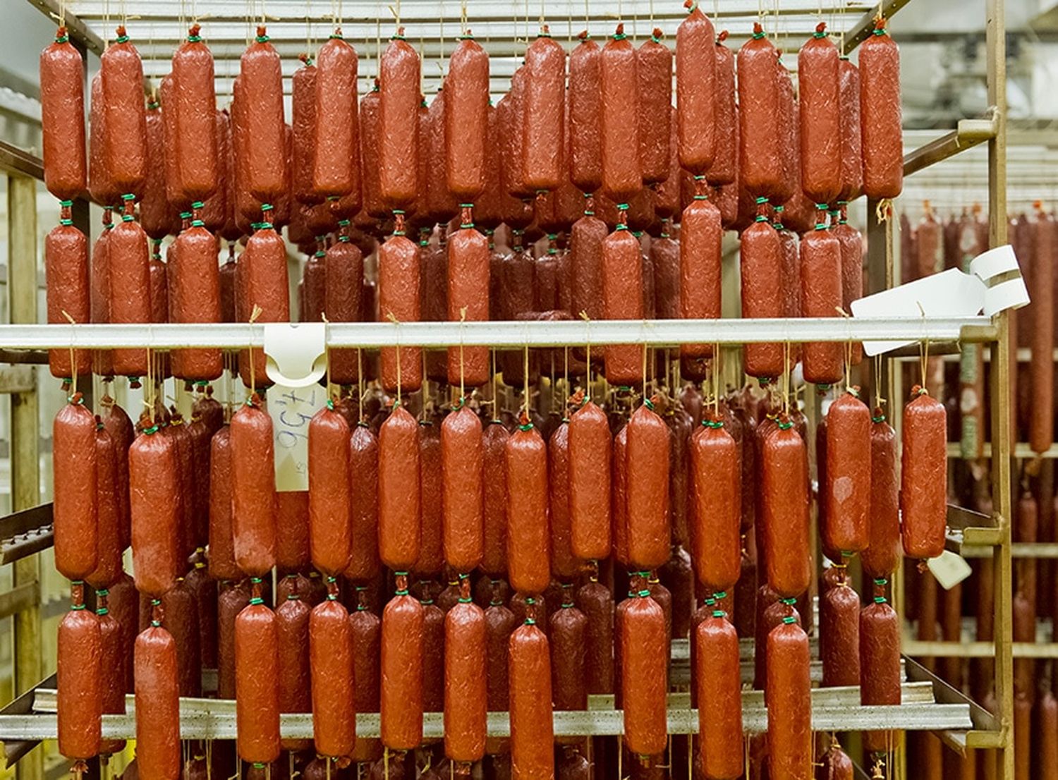 Regional produziertes Schweinefleisch ist in vielen Verkaufstheken zu finden. Deutlich anders ist die Lage bei Wurst, Schinken und anderen Verarbeitungswaren. Nur eine nachvollziehbare Herkunftskennzeichnung bringt Konsumenten echte Wahlfreiheit.
