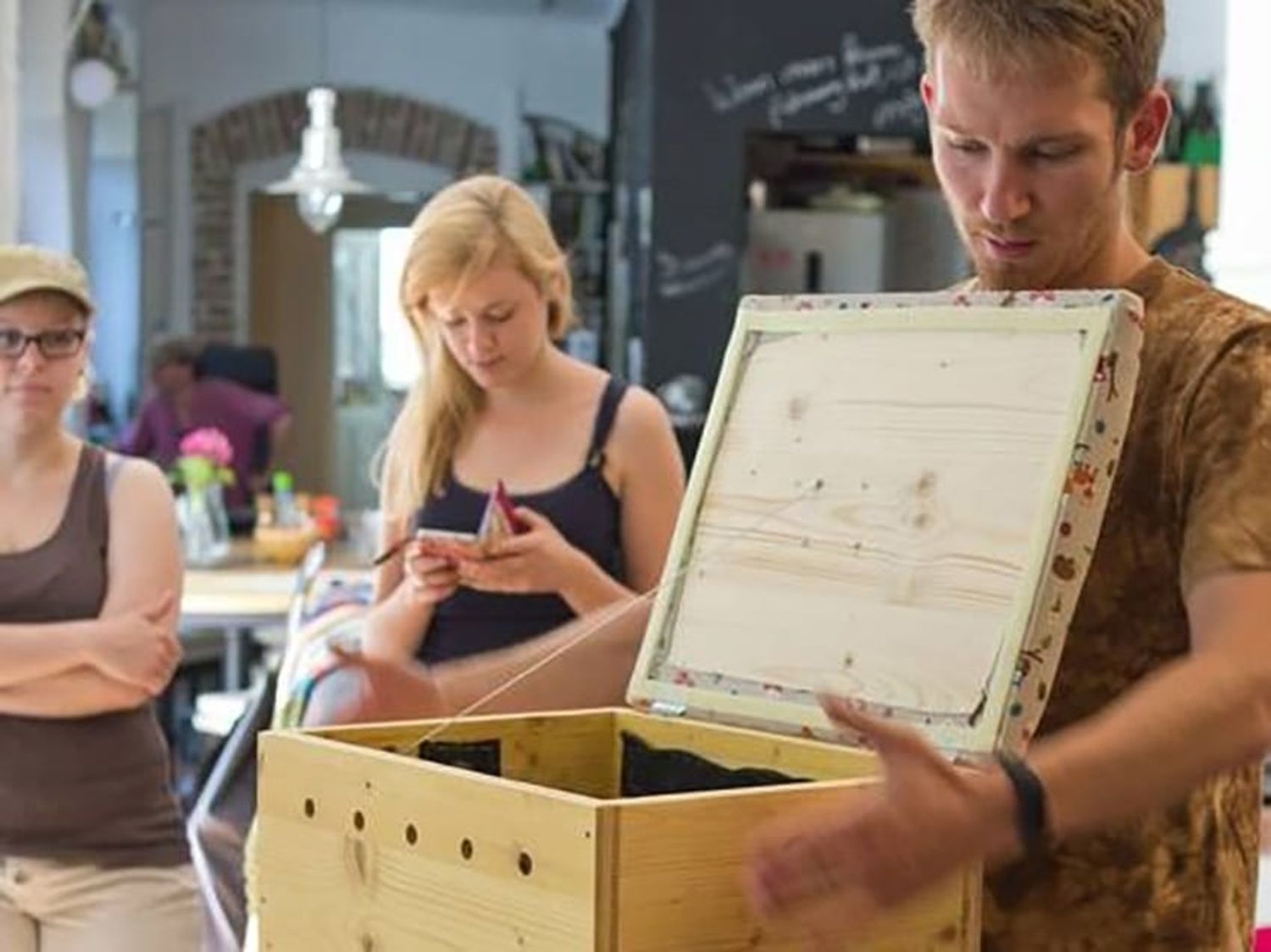 Wer zu Hause den eigenen Biomüll selber kompostieren möchte, kann im Workhop eine Wurmkiste selber bauen.