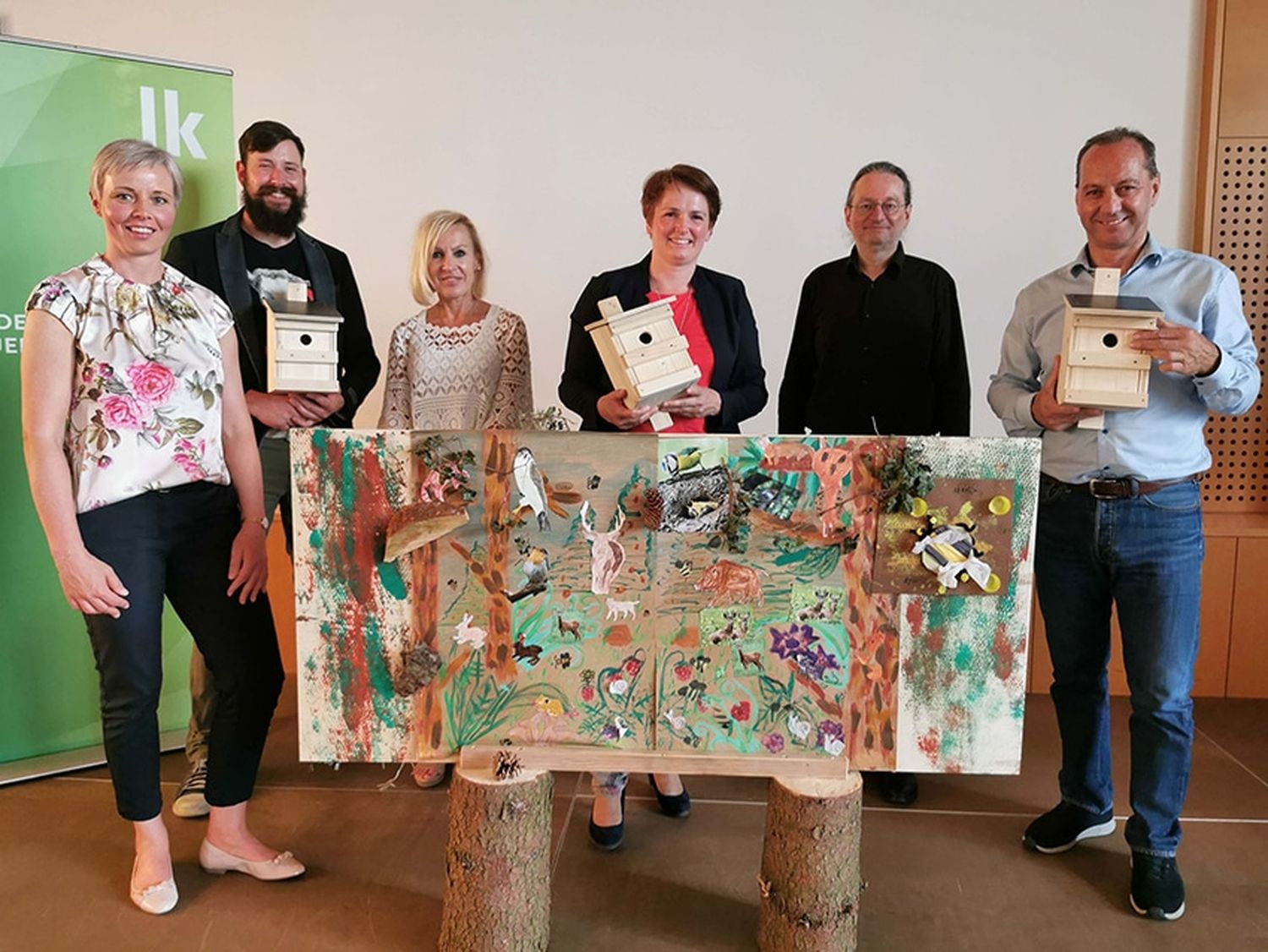 Sieg im Malwettbewerb ging an die Volksschule Winzendorf. Ihr Bild überzeugte die Jury und Vizepräsidentin Andrea Wagner (3. v. r.)