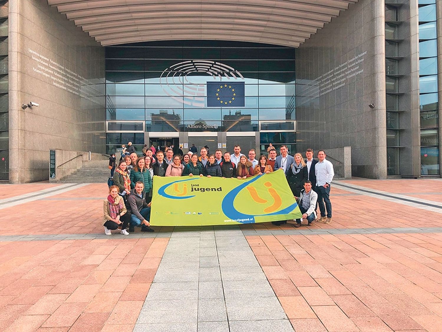 Gruppenfoto vor dem Europäischen Parlament in Brüssel.