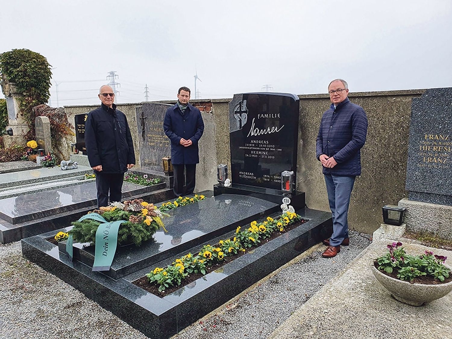 Totengedenken Corona-bedingt im kleinsten Kreis: Andreas Maurer, Sohn von Alt-Landeshauptmann Maurer, Nemecek und Pernkopf.