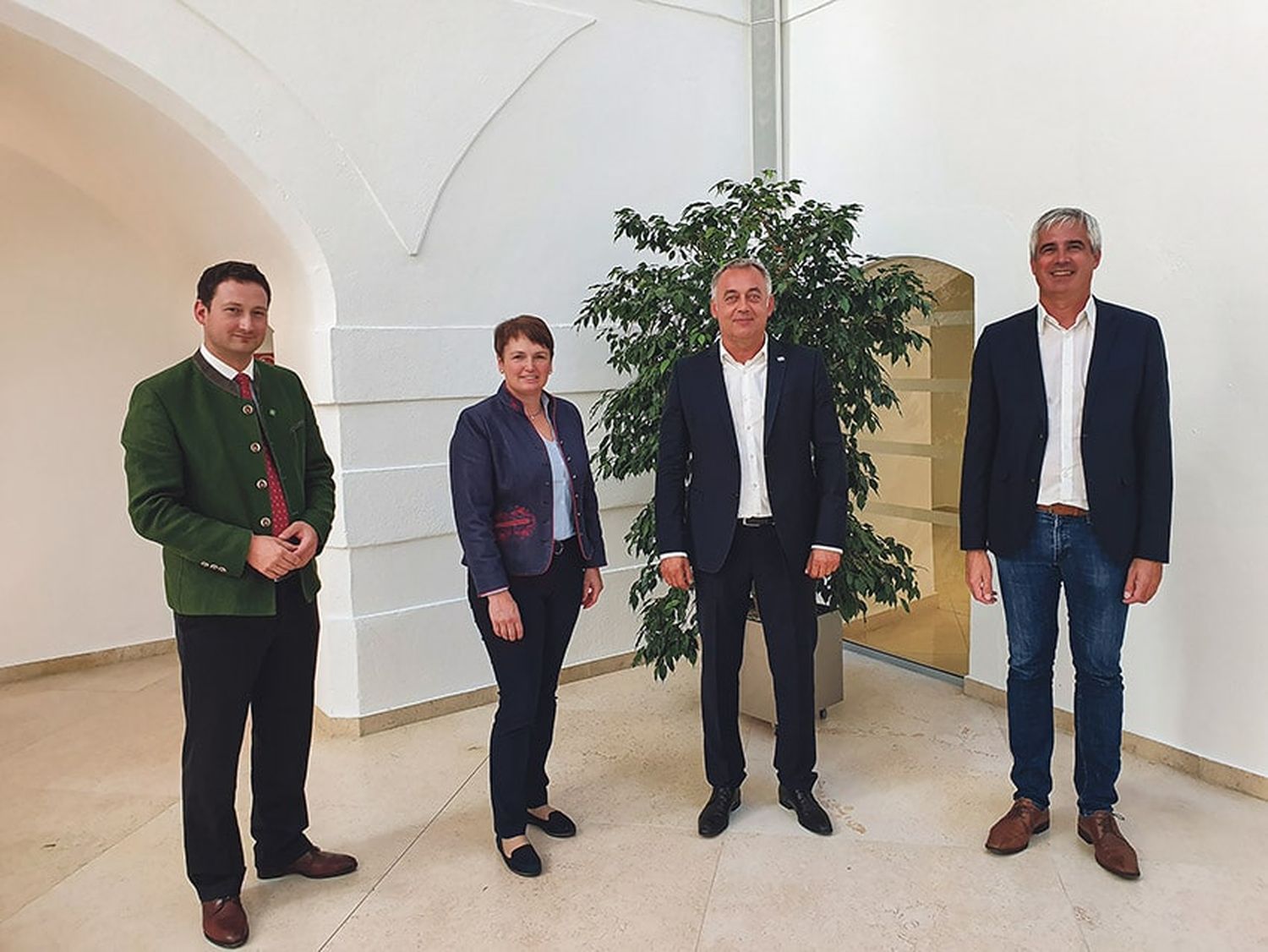 Bauernbunddirektor Paul Nemecek, LK-NÖ-Vizepräsidentin Andrea Wagner, Obmann der Erzeugergemeinschaft Gut Streitdorf Franz Rauscher und Geschäftsführer Werner Habermann