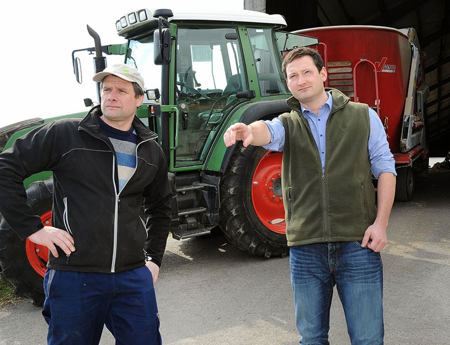 Schulter an Schulter mit und für die Konsumenten: Landwirt Karl Haslauer in der Gemeinde Bergland, Bezirk Melk, und NÖ Bauernbunddirektor Paul Nemecek.