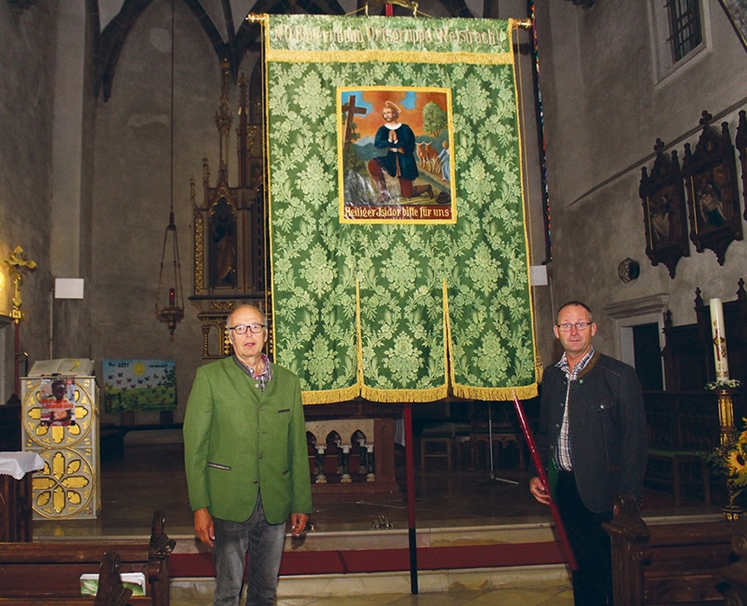 Diakon a. D. Josef Muhr und Weistrachs Bauernbundobmann Franz Pickl werden
mit restaurierter Bauernbundfahne am 20. September eine eigene Messe feiern.