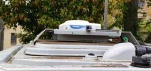 RTK GNSS: Antenne Trimble Ag 482 ist auf dem Dach exponiert.