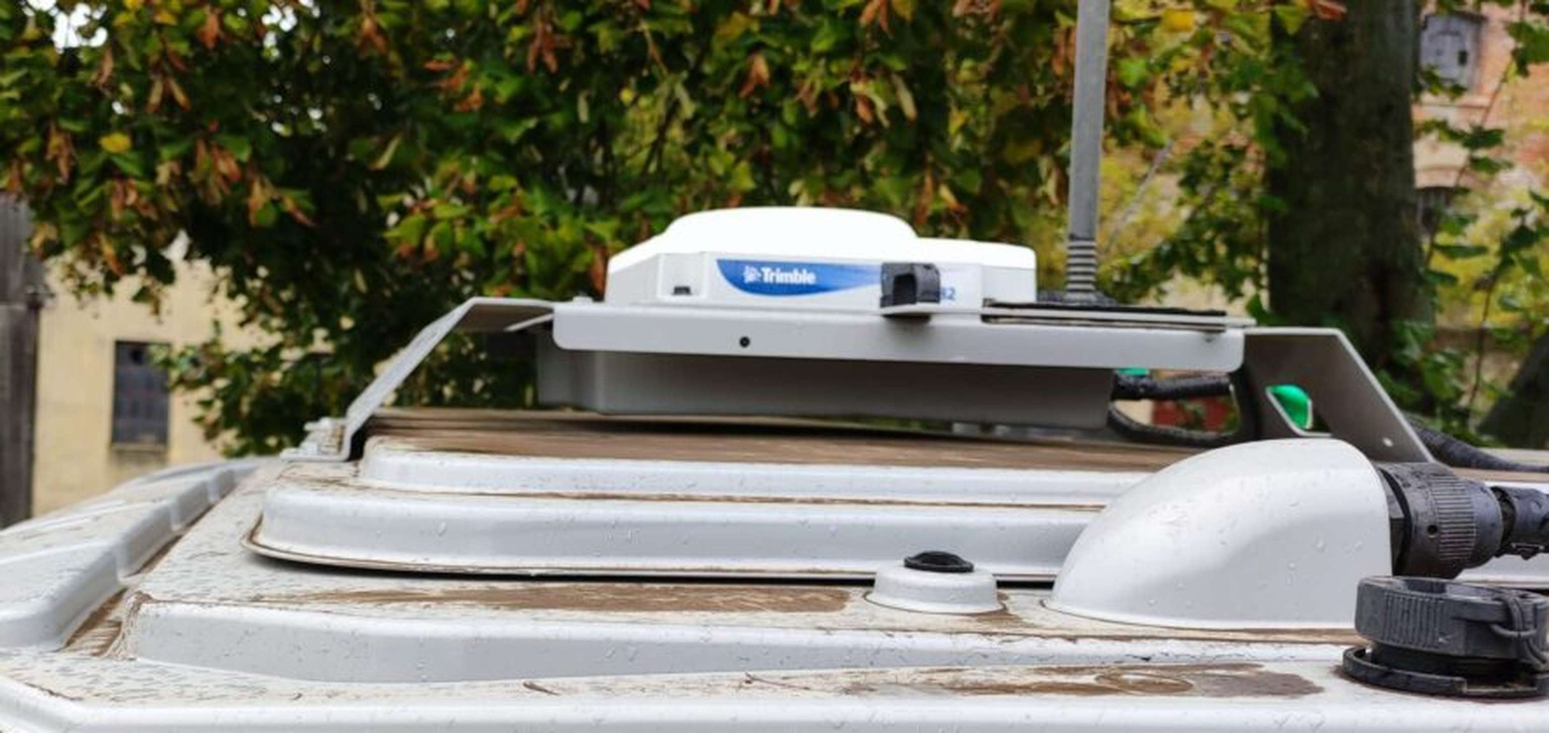 RTK GNSS: Antenne Trimble Ag 482 ist auf dem Dach exponiert.
