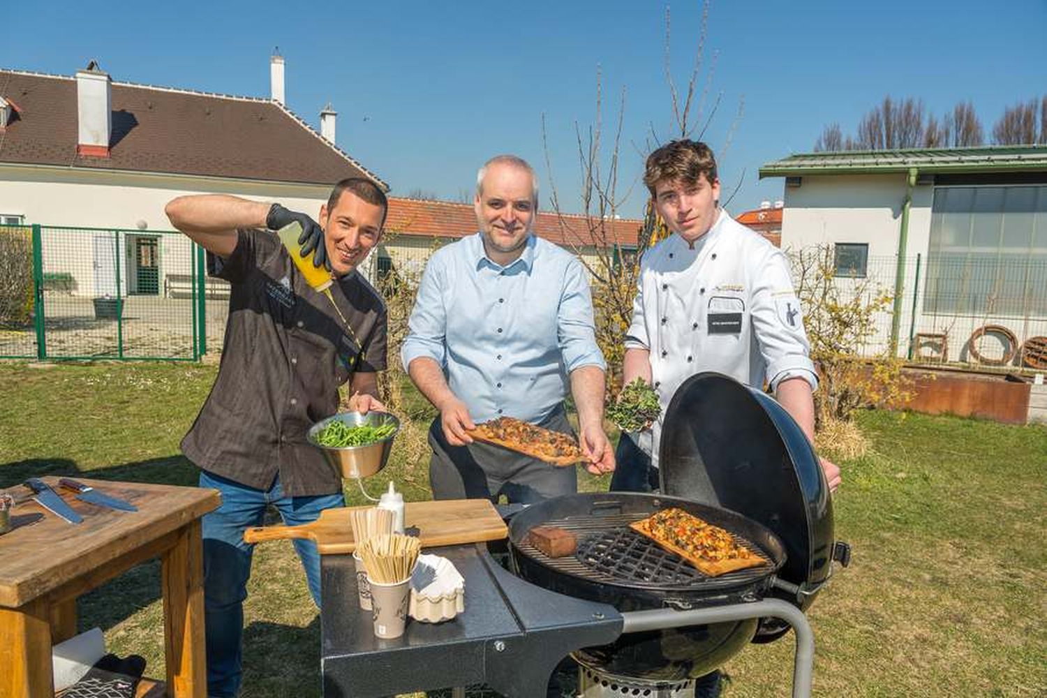 Küchenchef Martin Wresnig und Pannatura-Geschäftsführer Matthias Grün bereiten gemeinsam mit einem Kochlehrling ein Waldmenü zu.