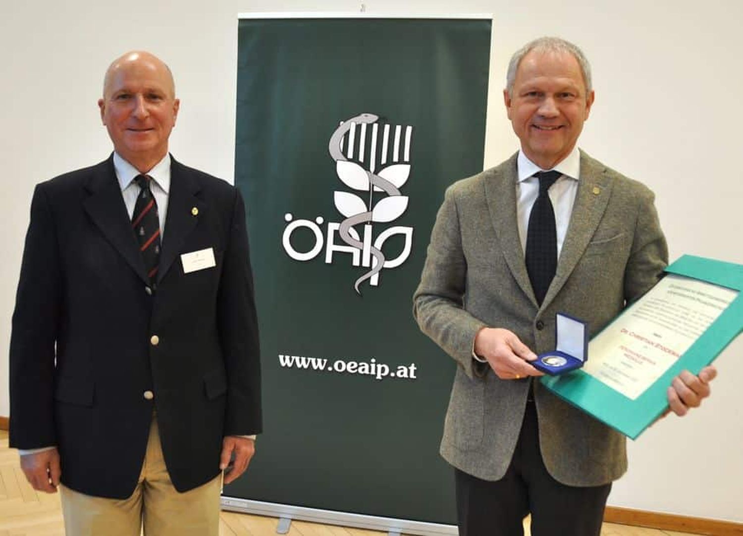 ÖAIP-Präsident Josef Rosner überreicht Christian Stockmar die Ferdinand-Beran-Medaille.