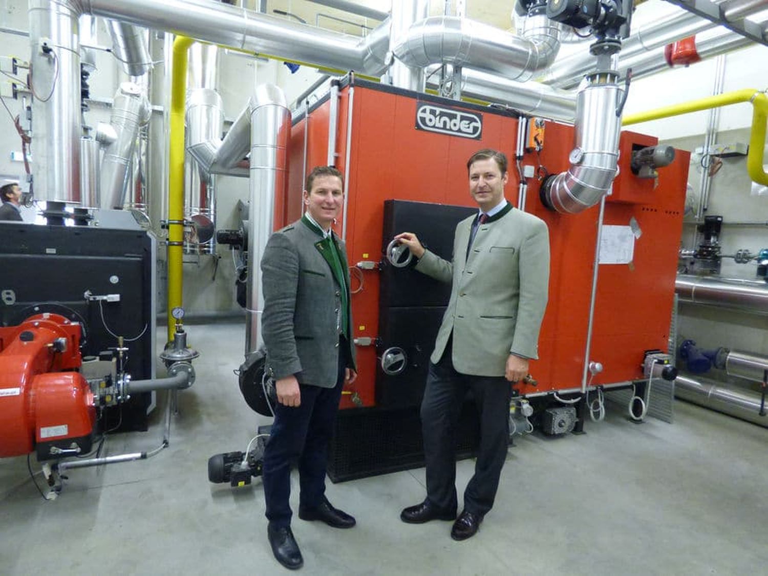 Bgm. Andreas Kühberger (l.) und Projektpartner Franz Mayr-Melnhof-Saurau in der Nahwärmeanlage Mautern.