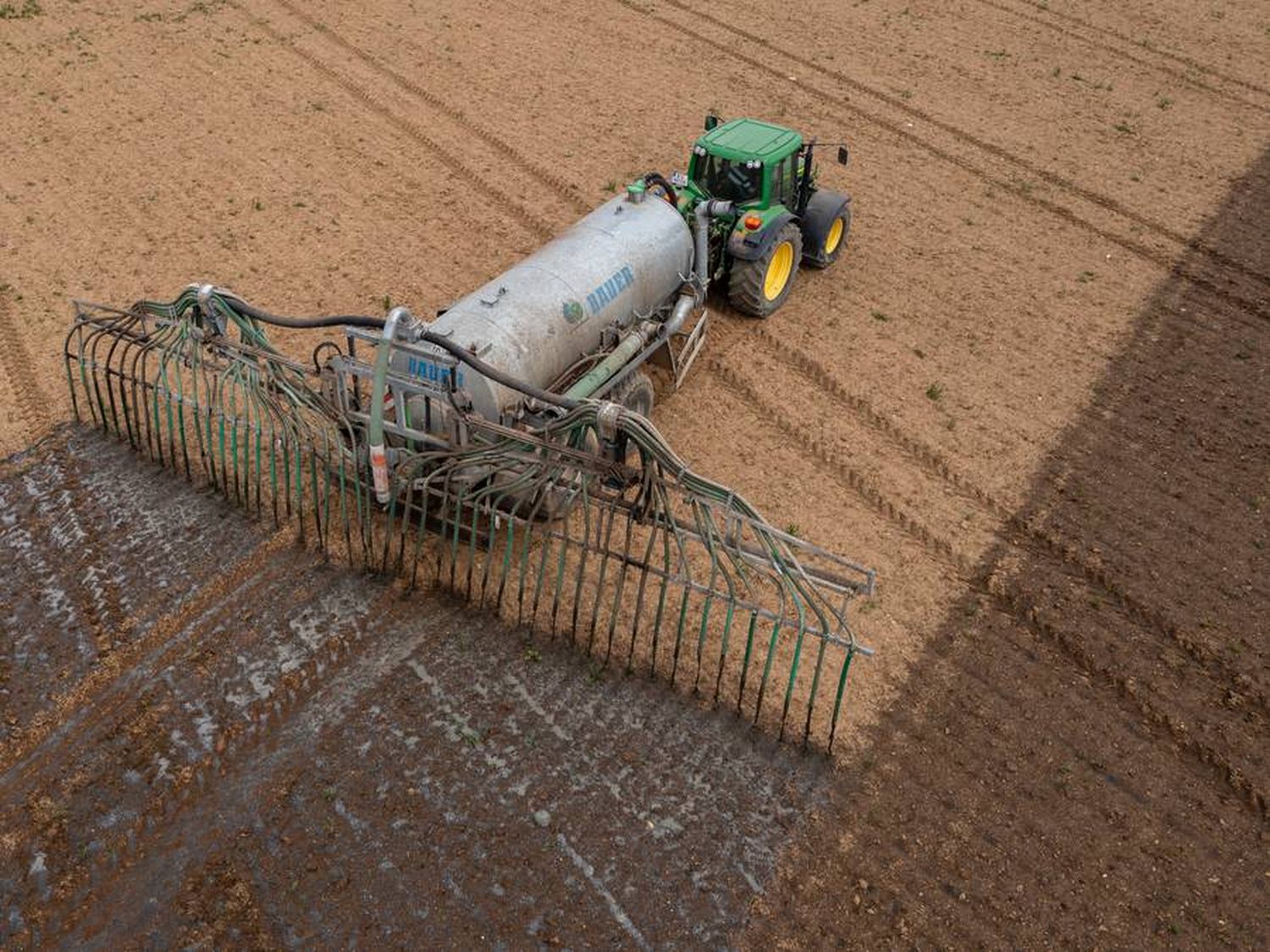 Auf Flächen ohne Bodenbedeckung ist ausgebrachte Gülle binnen vier Stunden einzuarbeiten. Dies gilt auch für andere Wirtschaftsdünger und nicht stabilisierten Harnstoff.
