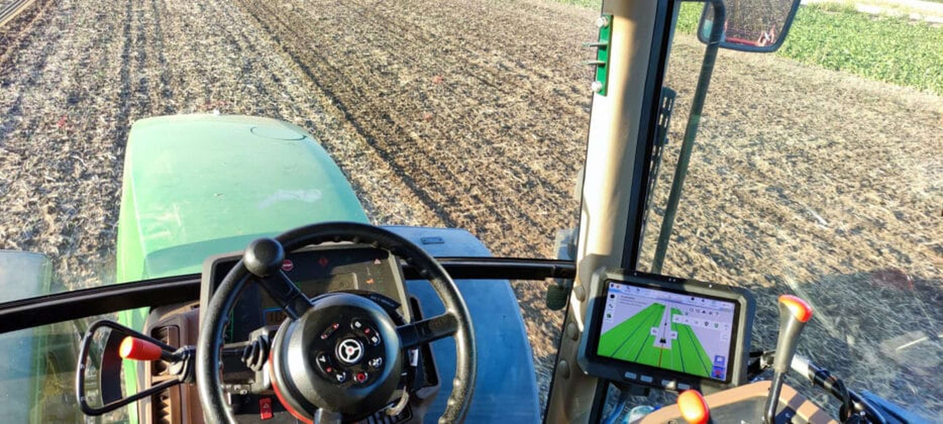 Der aufgerüstete Traktor mit flachem Lenkradmotor, Bluetooth-Fernbedienung und Tablet von Allynav