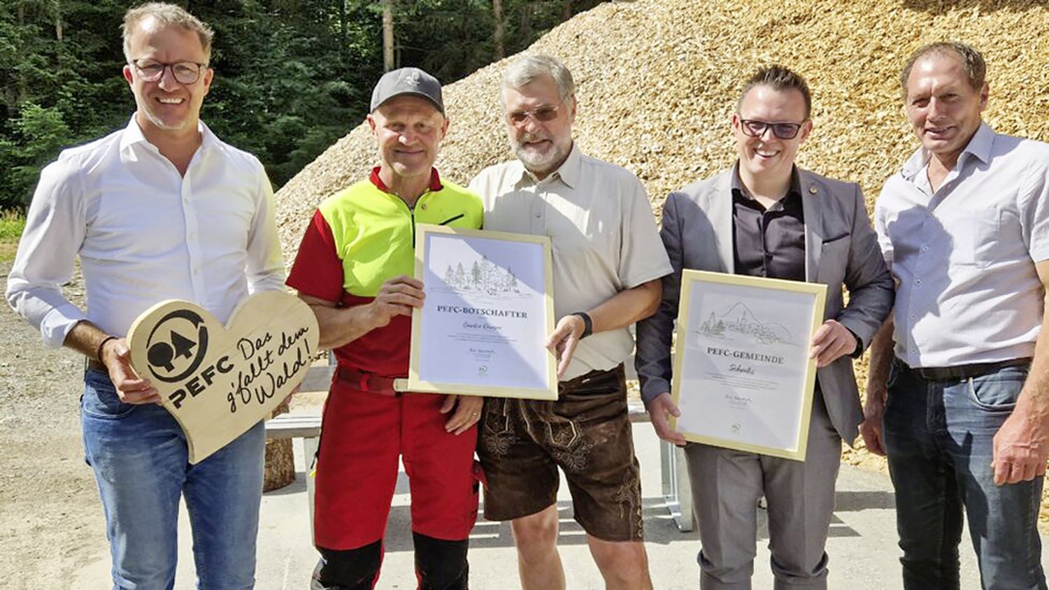 V. l.: Landesrat Christian Gantner, Forstarbeiter und Waldpädagoge Günter Dünser, PEFC-Austria-Obmann Kurt Ramskogler, Bürgermeister Simon Lins und LK-Präsident Josef Moosbrugger