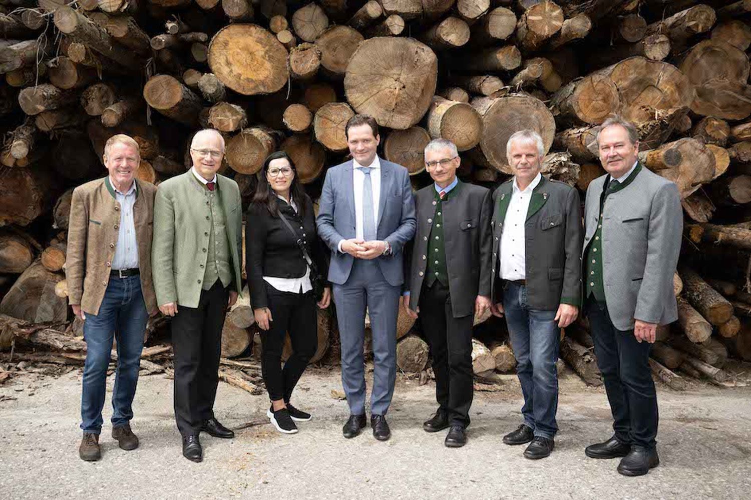 Landwirtschaftsminister Totschnig (M.) und Landesrat Seitinger (2.v.l.) informierten sich in Hafendorf. Foto: BauernZeitung