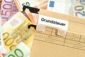 Euro Geldscheine Und Ein Ordner Mit Dem Aufdruck Grundsteuer