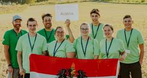 Die oberösterreichischen Junggärtnerinnen Natalie Kehrer (vierte v. links) und Julia Böhm (zweite v. rechts) vertraten das heimische Team beim zehnten europäischen Berufswettbewerb.