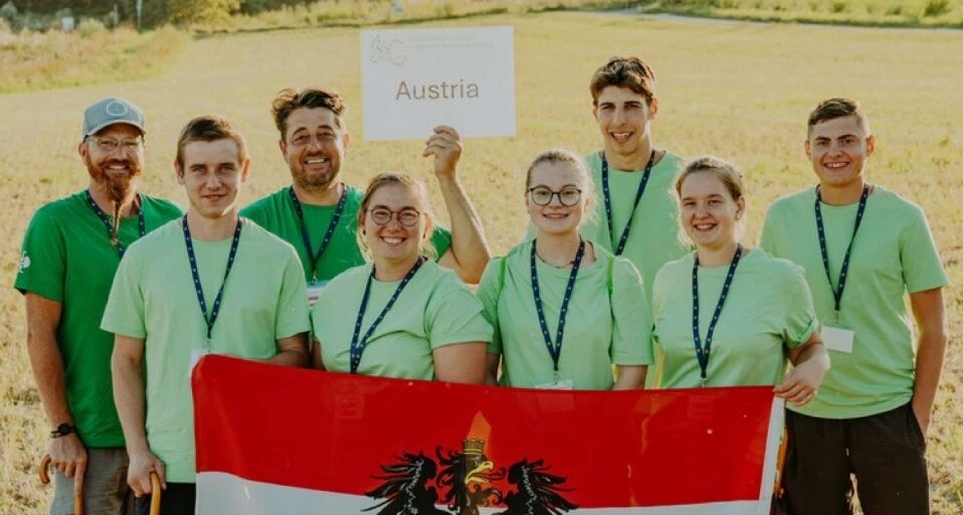 Die oberösterreichischen Junggärtnerinnen Natalie Kehrer (vierte v. links) und Julia Böhm (zweite v. rechts) vertraten das heimische Team beim zehnten europäischen Berufswettbewerb.