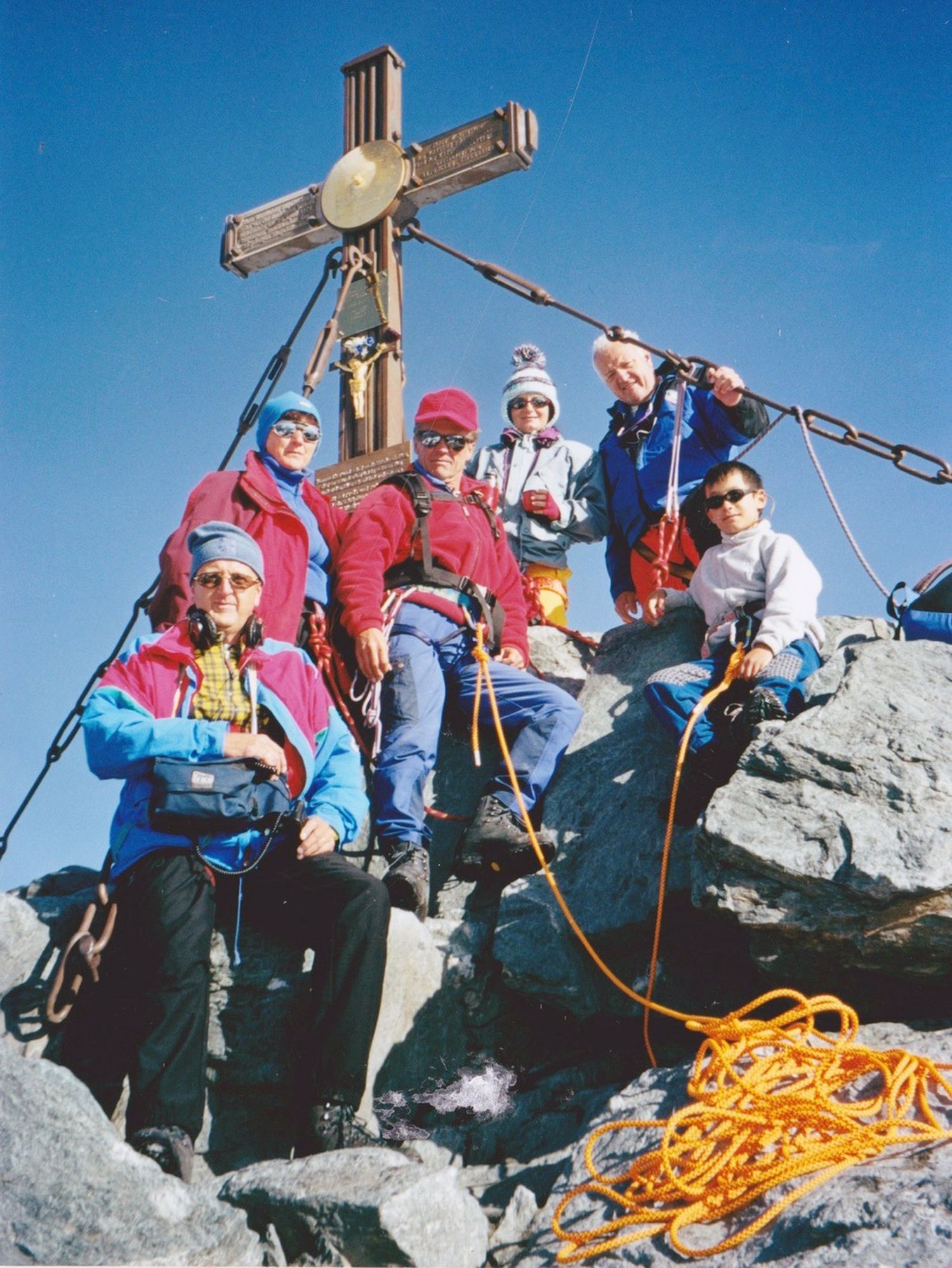 Eine (fast) Wildschönauer Partie am Großglockner (v. r.): der junge David Lama, Kameramann Toni Silberberger, Lydia Gallo Gau (ORF), Peter Habeler, Käthe Naschberger und Bernhard Silberberger (Ton).